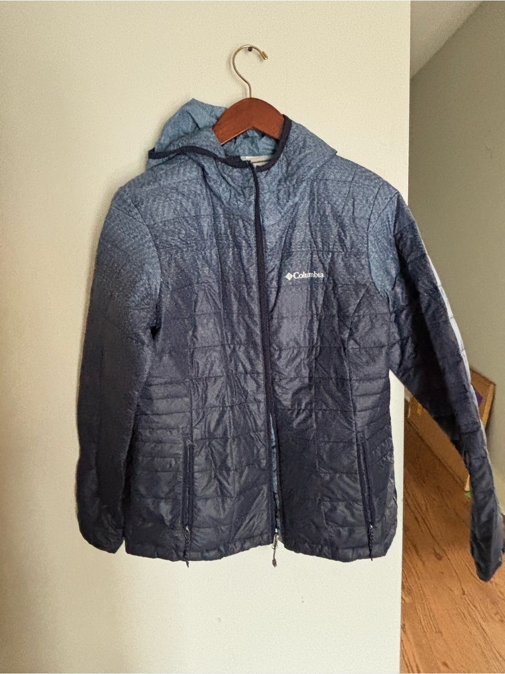 Columbia woman’s Navy Hooded Packable Jacket